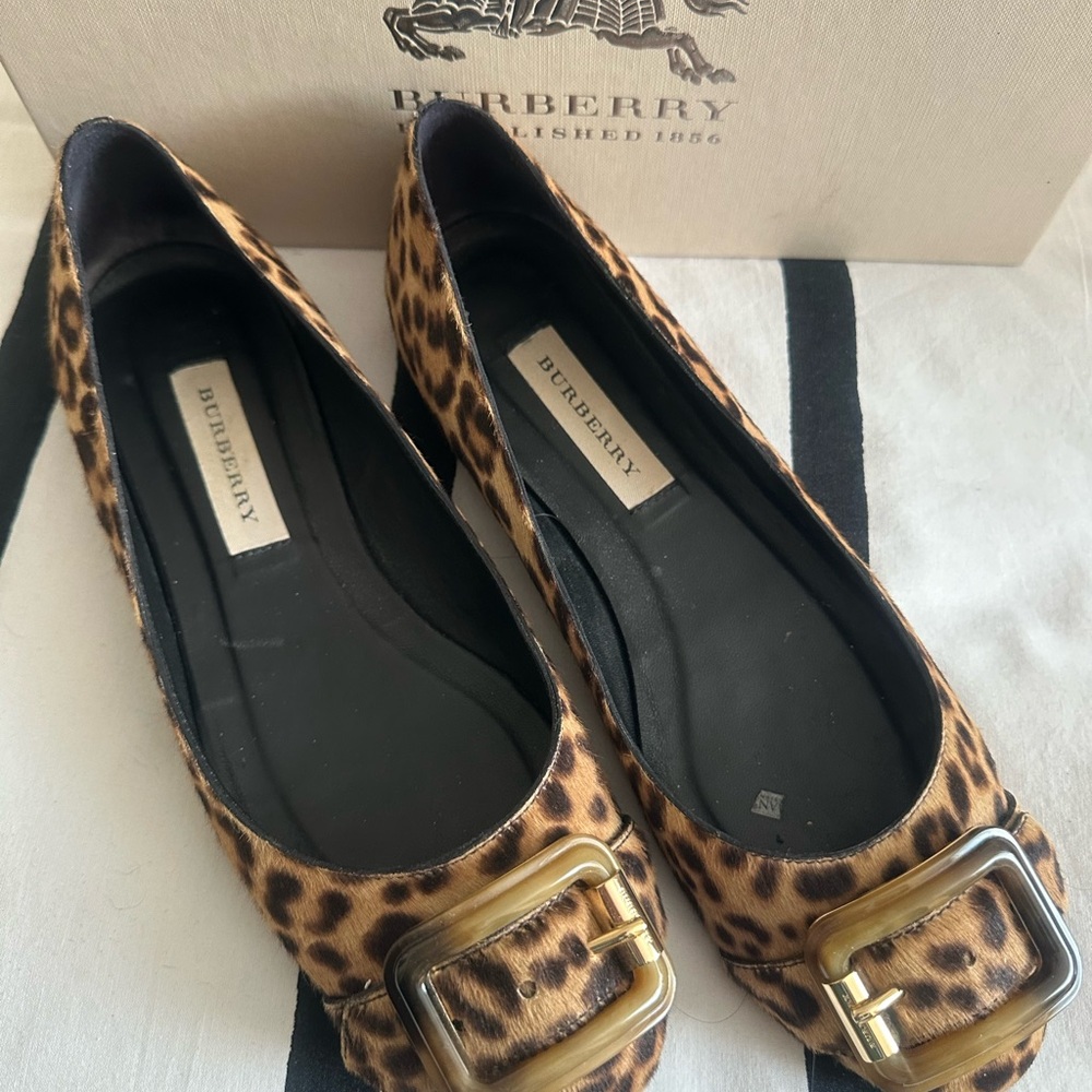 Burberry trench buckle ballerina